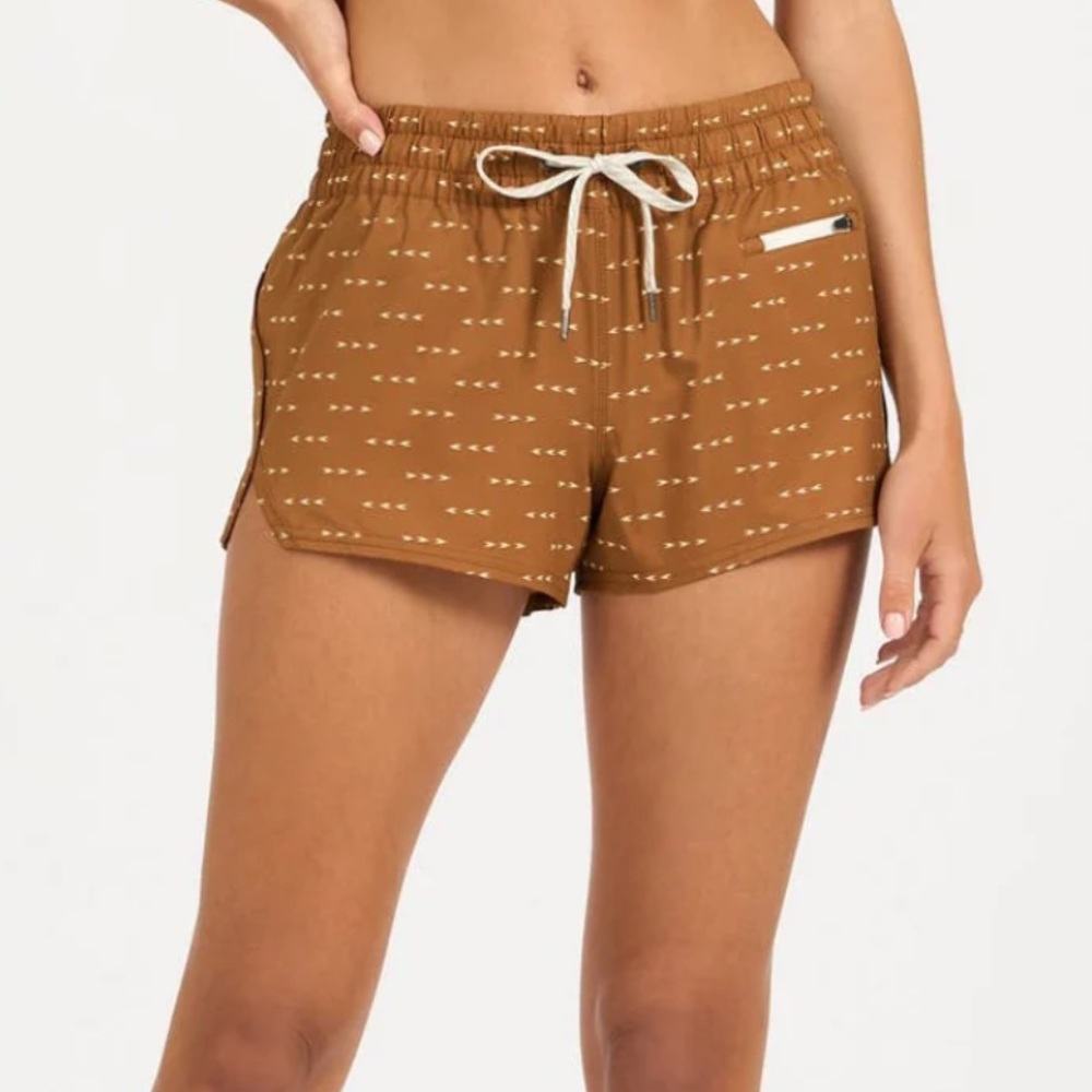 Vuori Clementine Shorts 2.5” Inseam Brown Turmeric Arrows Print Lined Size S
